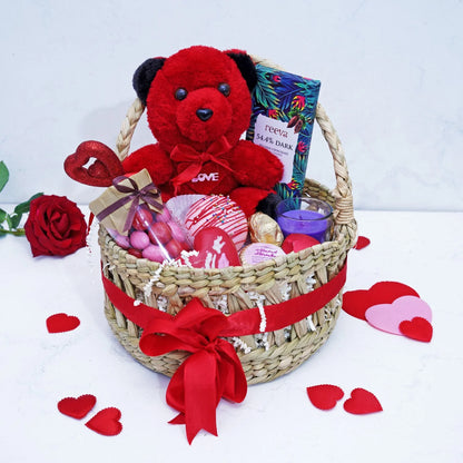 ❤️ Lovestruck Delight Basket – A Luxurious Valentine's Surprise 💝