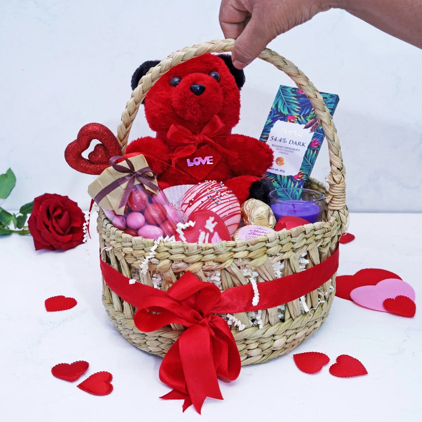 ❤️ Lovestruck Delight Basket – A Luxurious Valentine's Surprise 💝